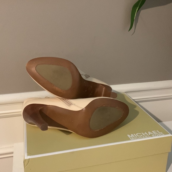 Michae Kors Woman’s Roadie Cream Bootie Size 7 - Picture 14 of 14